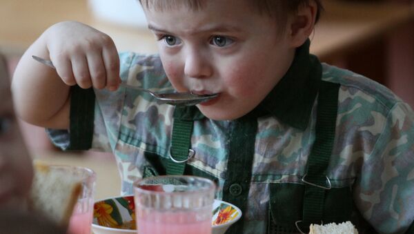 Питание детей в детском саду села Екатерининское Омской области - Sputnik Кыргызстан