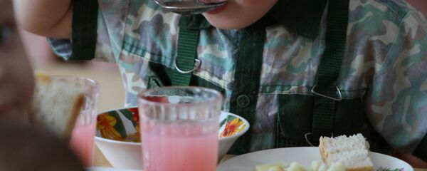 Питание детей в детском саду села Екатерининское Омской области - Sputnik Кыргызстан