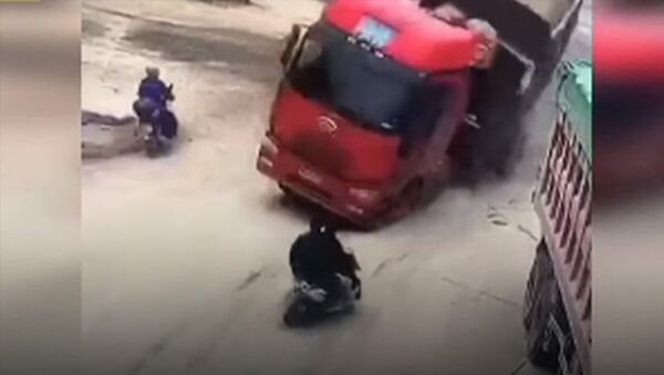 Грузовик чуть не расплющил мужчин на скутере — видео из Китая - Sputnik Кыргызстан
