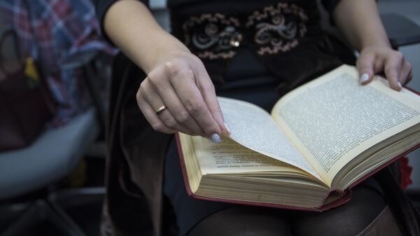 Девушка читает книгу. Архивное фото - Sputnik Кыргызстан