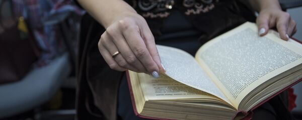 Китеп окуп жаткан кыз. Архив Китеп окуп жаткан кыз. Архив - Sputnik Кыргызстан