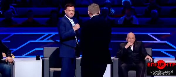 Украинского депутата уложили на лопатки во время телеэфира. Видео драки - Sputnik Кыргызстан