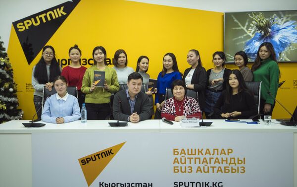 Старший журналист отметил, что студенты активно участвовали в интерактивных играх и отвечали на вопросы. - Sputnik Кыргызстан