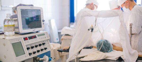 Операция по удалению злокачественной опухоли. Архивное фото - Sputnik Кыргызстан