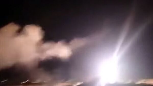 Отражение ракетной атаки силами сирийской ПВО над Дамаском — видео - Sputnik Кыргызстан