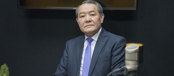 Председатель Национальной комиссии по государственному языку при Президенте КР Назаркул Ишекеев Председатель Национальной комиссии по государственному языку при Президенте КР Назаркул Ишекеев - Sputnik Кыргызстан