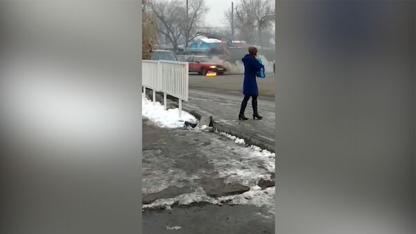 Бишкекте жеңил унаа өрттөнүп кетти. Жеринен тартылган видео - Sputnik Кыргызстан