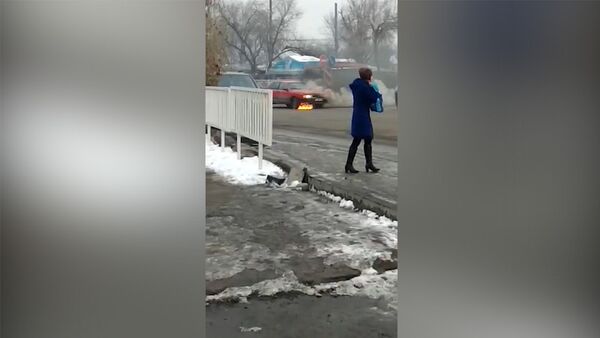 В Бишкеке горело авто — видео очевидцев - Sputnik Кыргызстан
