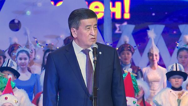 Жээнбеков поздравил детей, Атабеков спел — видео с президентской елки - Sputnik Кыргызстан