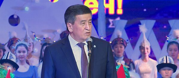 Жээнбеков поздравил детей, Атабеков спел — видео с президентской елки - Sputnik Кыргызстан