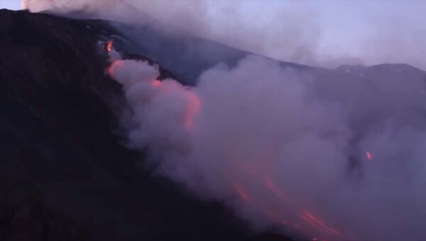 Это действительно страшно — извержение вулкана Этна попало на видео - Sputnik Кыргызстан