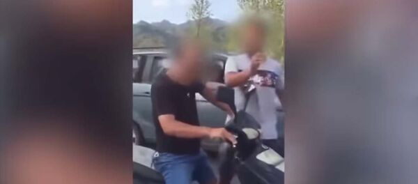 Китаец отомстил учителю за избиение 20 лет спустя — соцсети в ярости. Видео - Sputnik Кыргызстан