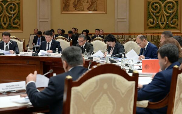Глава государства напомнил, что с 1 января 2019 года вступают в силу пять кодексов и два закона - Sputnik Кыргызстан
