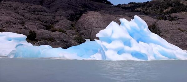 Айсберг ожил на глазах у туристов — редкое явление сняли на видео - Sputnik Кыргызстан