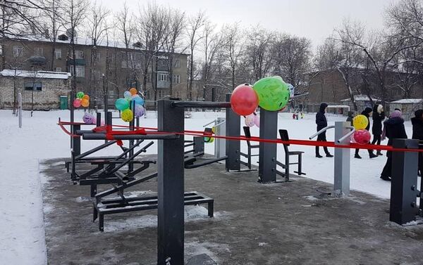 В столице на территории средней школы № 52 открылась воркаут-площадка - Sputnik Кыргызстан