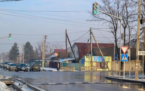 Этот перекресток считался одним из самых опасных. После ремонта дорог водители, едущие по Орозбекова (второстепенная), не уступали дорогу авто, которые следовали по улице Баялинова (главная), что приводило к авариям. - Sputnik Кыргызстан