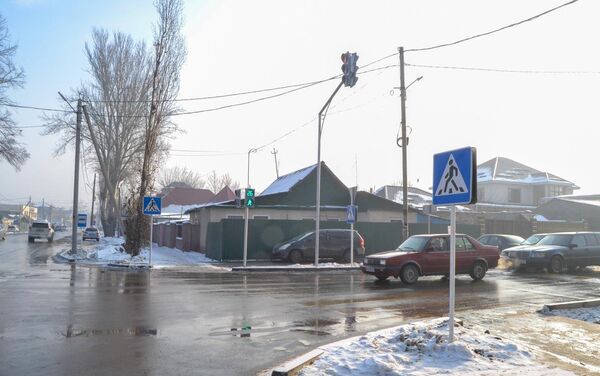 На перекрестке улиц Баялинова (бывшая Ленинградская) и Орозбекова установили светофор - Sputnik Кыргызстан