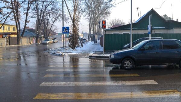 Установка светофора на перекрестке улиц Баялинова и Орозбекова - Sputnik Кыргызстан