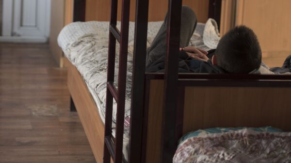 Подросток лежит на кровати. Архивное фото - Sputnik Кыргызстан