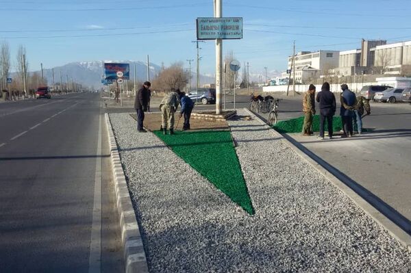 Араба Жусуп Абдрахманов көчөсүндөгү райондук электр тармактарынын имаратынын маңдайындагы аянтчадан орун алды - Sputnik Кыргызстан