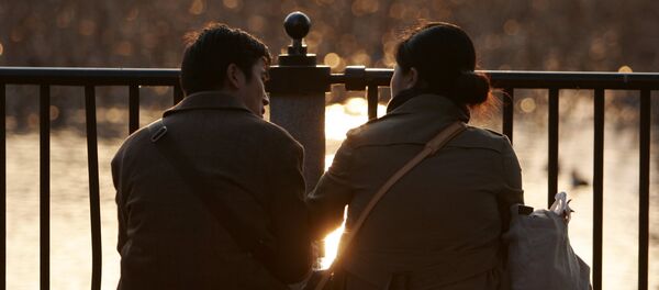 Суунун боюнда отурган түгөйлөр. Архивдик сүрөт Суунун боюнда отурган түгөйлөр. Архивдик сүрөт - Sputnik Кыргызстан