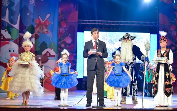 Мэр столицы Азиз Суракматов поздравил их с наступающим праздником. - Sputnik Кыргызстан