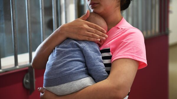 Женщина с ребенком в руке. Архивное фото - Sputnik Кыргызстан