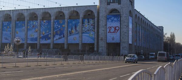 Автомобили едут по проспекту Чуй в Бишкеке. Архивное фото - Sputnik Кыргызстан