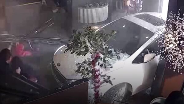 Автомобиль въехал в ресторан с людьми — видео из Китая - Sputnik Кыргызстан