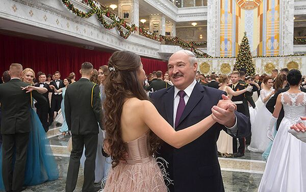 Видео с бала, состоявшего 28 декабря во Дворце независимости в Минске, транслировал телеканал ОНТ. - Sputnik Кыргызстан
