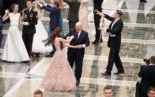 На кадрах видно, как глава государства идет за руку с девушкой, а после они танцуют в окружении собравшихся. - Sputnik Кыргызстан