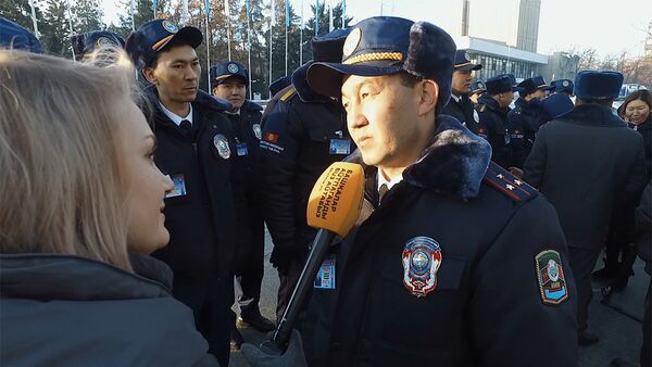 Эмне деди? Бишкектеги туристтик милициянын англисче билер-билбесин текшерген видео - Sputnik Кыргызстан