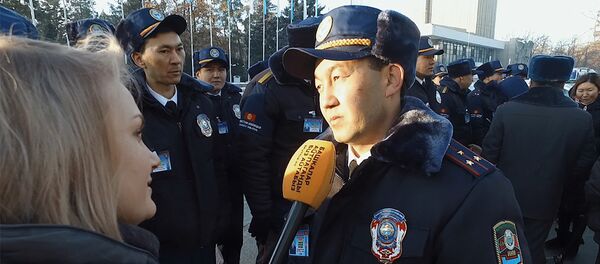 Эмне деди? Бишкектеги туристтик милициянын англисче билер-билбесин текшерген видео - Sputnik Кыргызстан