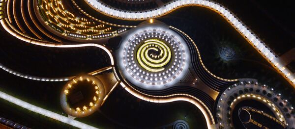 Деревья в парке у стадиона Краснодар, украшенные гирляндами к Новому году - Sputnik Кыргызстан