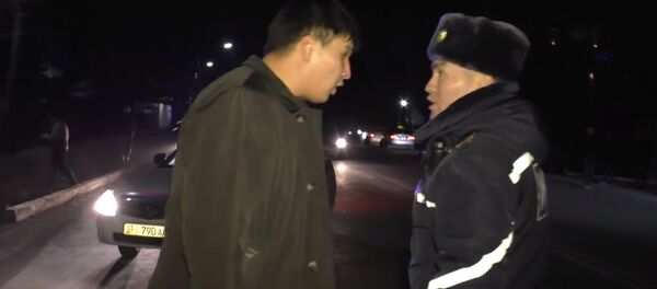 Ты знаешь, кто мой отец? Перепалка мужчины и автоинспекторов в Бишкеке — видео - Sputnik Кыргызстан