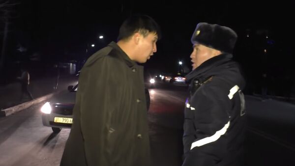 Ты знаешь, кто мой отец? Перепалка мужчины и автоинспекторов в Бишкеке — видео - Sputnik Кыргызстан