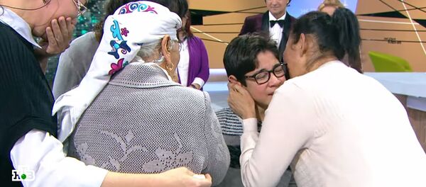 Француздар асырап алган кыргыз бала 11 жылдан кийин туугандарын тапты. Видео - Sputnik Кыргызстан