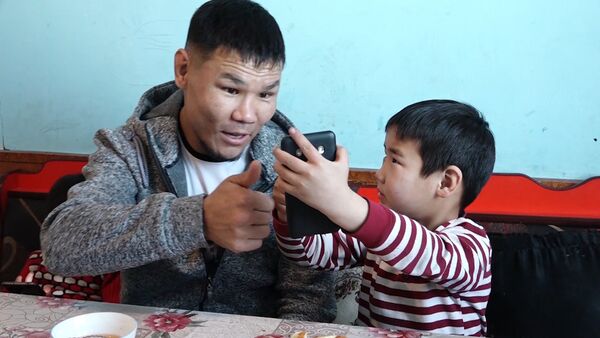 Глухонемой сын кыргызского Тайсона нуждается в дорогом лечении — видео - Sputnik Кыргызстан