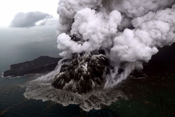 Извержение вулкана Анак-Кракатау в Индонезии - Sputnik Кыргызстан