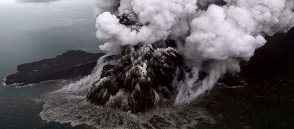 Извержение вулкана Анак-Кракатау в Индонезии Извержение вулкана Анак-Кракатау в Индонезии - Sputnik Кыргызстан