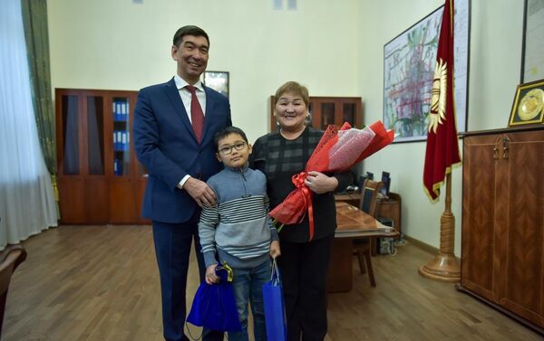 Бишкек шаарынын мэри Азиз Суракматов балдарга жаңы жылдык белек берди. - Sputnik Кыргызстан