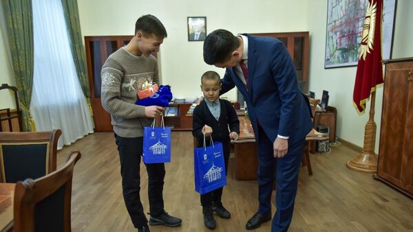 Подарки на Новый год от мэра Бишкека Азиза Суракматова - Sputnik Кыргызстан