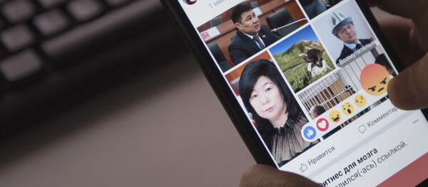 Парень просматривает страницу социальной сети на телефоне. Архивное фото - Sputnik Кыргызстан