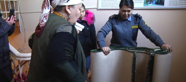 Карылар менен кароосуз калгандарга кол кабыш кылган милиционер. Видео - Sputnik Кыргызстан