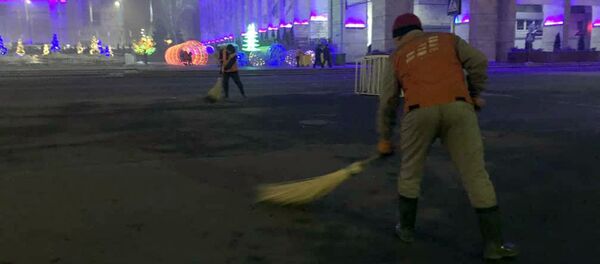 Уборка площади Ала-Тоо в Бишкеке Уборка площади Ала-Тоо в Бишкеке - Sputnik Кыргызстан