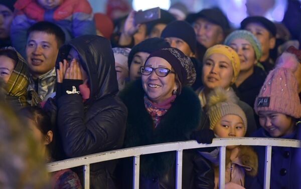 На площади Ала-Тоо 31 декабря состоялось новогоднее мероприятие с участием звезд кыргызской эстрады и популярных танцевальных коллективов - Sputnik Кыргызстан