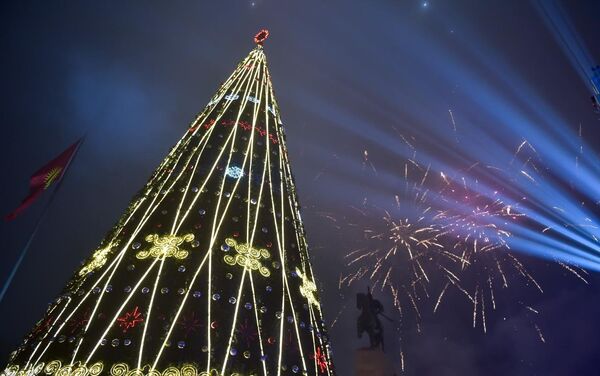 Завершилось новогоднее мероприятие в 00:00 часов красочным праздничным салютом. - Sputnik Кыргызстан