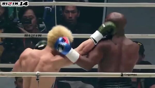 Боксер Флойд Мэйуэзер нокаутировал японского бойца Насукаву в выставочном бою - Sputnik Кыргызстан