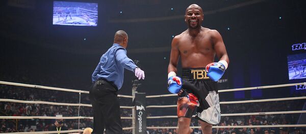 Боксерский бой между Флойд Мэйвезер-младшим и кикбоксером Тенсина Насукавой - Sputnik Кыргызстан
