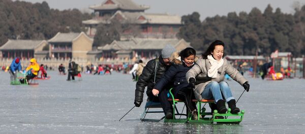 Чанаа ойноп жаткан Пекин шарынын тургундары. Архив - Sputnik Кыргызстан